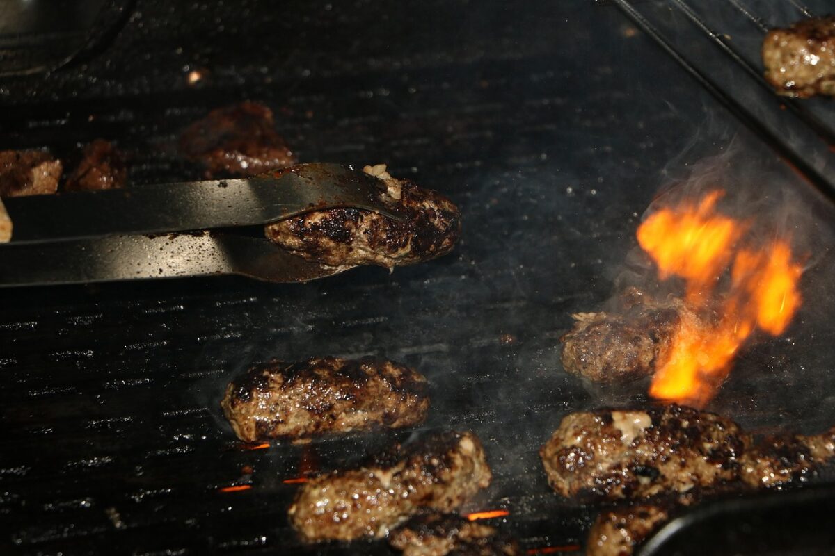 Grill mats: what they do, what they do not, and where they go